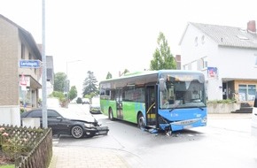 Kreispolizeibehörde Herford: POL-HF: Unfall mit Omnibus- Zusammenstoß in der Einmündung