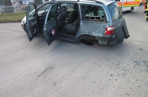 Polizeiinspektion Stade: POL-STD: Verkehrsunfall mit Schulbus in Harsefeld zum Glück glimpflich verlaufen - drei Personen leicht verletzt