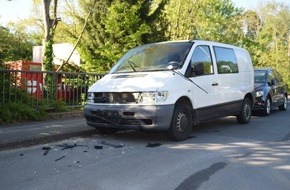 Kreispolizeibehörde Herford: POL-HF: Unbekannte zertrümmern Pkw- Fahrzeug rundum beschädigt