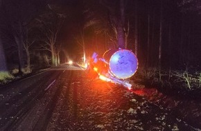 Polizeiinspektion Cuxhaven: POL-CUX: Verkehrsunfall auf der L120 im Bereich Debstedt - Milchtransporter gerät in den Seitenraum (Foto im Anhang)