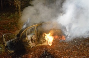 Kreispolizeibehörde Viersen: POL-VIE: Nettetal-Schaag: Betrunkene Autofahrerin prallt vor Baum- Fahrzeug brennt aus- Fahrerin unverletzt