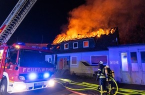 Feuerwehr Porta Westfalica: FW Porta Westfalica: 13.04.2025 - Wohnhaus-/Dachstuhlbrand in Vennebeck