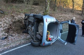 Polizeidirektion Koblenz: POL-PDKO: Boppard/Rheinbay: Glatte Fahrbahn im Kurvenbereich - 2 leichtverletzte Personen