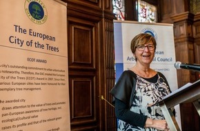 Bundesverband Garten-, Landschafts- und Sportplatzbau e. V. GaLaBau / Grün in die Stadt: Antwerpen ist Europäische Stadt der Bäume 2023/Europäischer Baumpflegerat vergibt auf Jahrestagung den ECOT-Award