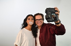 Mars GmbH: JEDES LÄCHELN KANN STRAHLEN / Die etwas andere Einladung zum diesjährigen Tag der Zahngesundheit: Starfotograf Kristian Schuller und Dental-Expertin Nancy Djelassi sorgen für helle Begeisterung