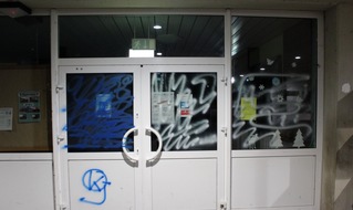 Kreispolizeibehörde Olpe: POL-OE: Unbekannte besprühen Teile der Sekundarschule mit Graffiti