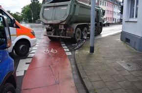 Polizei Mönchengladbach: POL-MG: Lkw-Fahrer übersieht beim Abbiegen Radfahrerin