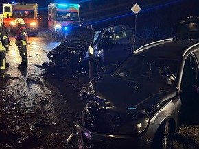 FW-AUR: Zusammenprall zweier PKW / Feuerwehr transportiert Schulkinder