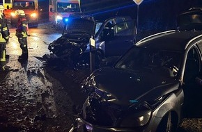 Freiwillige Feuerwehr Aurich: FW-AUR: Zusammenprall zweier PKW / Feuerwehr transportiert Schulkinder