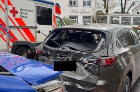 Polizei Duisburg: POL-DU: Baerl: Verkehrsunfall mit drei Autos - Eine Verletzte