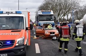 Feuerwehr Dortmund: FW-DO: Autofahrerin aus Fahrzeug gerettet