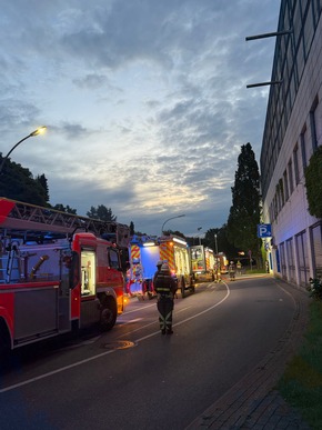 FW Norderstedt: Brand in Tiefgarage in der Berliner Allee - Drei Fahrzeuge vollständig ausgebrannt, rund 70 Einsatzkräfte mehrere Stunden im Einsatz