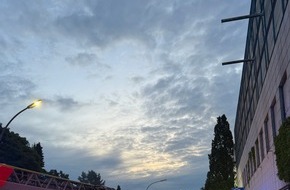 Feuerwehr Norderstedt: FW Norderstedt: Brand in Tiefgarage in der Berliner Allee - Drei Fahrzeuge vollständig ausgebrannt, rund 70 Einsatzkräfte mehrere Stunden im Einsatz