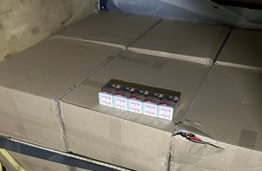 Hauptzollamt Bielefeld: HZA-BI: Zoll zieht &uuml;ber 300.000 Schmuggelzigaretten aus dem Verkehr/Fl&uuml;chtiger Fahrer des auf der A44 bei B&uuml;ren gestoppten Kleintransporters wurde inzwischen ermittelt