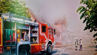 Polizeiinspektion Cuxhaven: POL-CUX: Update zu Großbrand in Hemmoor - Löscharbeiten dauern weiter an - Erste Hinweise zur Brandursache - Vollsperrung der B73 dauert an