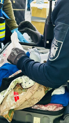 HZA-GI: Gemeinsame Kontrolle von Zoll, Polizei und Veterinäramt: Reisebusse mit erheblichen Verstößen gestoppt