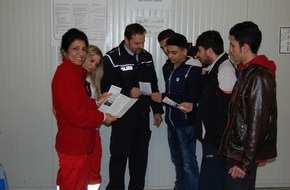 Polizeidirektion Pirmasens: POL-PDPS: Polizei verteilt Flyer an Flüchtlinge