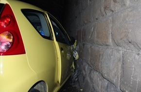 Polizei Hagen: POL-HA: 20-jährige Autofahrerin verliert Kontrolle über ihren PKW und kollidiert mit Mauer