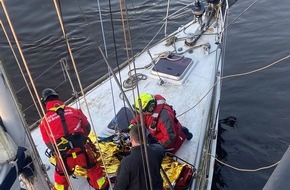 Feuerwehr Bremerhaven: FW Bremerhaven: Höhenretter der Feuerwehr Bremerhaven unterstützen bei der Personenrettung von einem Sportboot