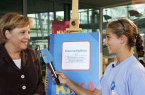 KiKA - Der Kinderkanal ARD/ZDF: Hausaufgaben für Angela Merkel / Kinderreporterin Nadine übergab heute in Berlin die gesammelten Forderungen der KI.KA-Zuschauer an die Bundeskanzlerin