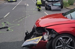 Feuerwehr Oberhausen: FW-OB: Verkehrsunfall - PKW &uuml;berschl&auml;gt sich auf der Buschhausener Stra&szlig;e