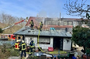 Feuerwehr Hagen: FW Hagen: Dachstuhlbrand in Gastst&auml;tte