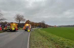 Feuerwehr Oelde: FW Oelde: PKW fährt frontal vor Baum. Im Fahrzeug eingeschlossener Fahrer muss nach Kollision aus seinem Fahrzeug befreit werden.