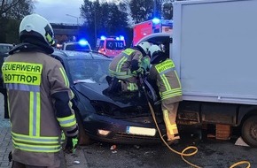 Feuerwehr Bottrop: FW-BOT: Verkehrsunfall in Bottrop-Boy - eine Person eingeklemmt