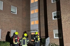 Feuerwehr Bergheim: FW Bergheim: Gebäudebrand im 4. Obergeschoss eines Mehrfamilienhauses in Bergheim-Zieverich