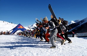 Red Bull AG: Mit Schneeschuhen hoch, auf dem Snowboard runter