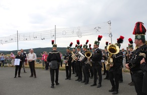 Tradition und Welterbe treffen auf Weltrekord: »längstes geklöppeltes Notenband« des Steigerliedes begeistert im Besucherbergwerk an der Zinngrube Ehrenfriedersdorf!
