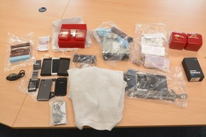 POL-WHV: Sichergestellte Gegenstände - Polizei bittet um Mithilfe (10 Bilder)