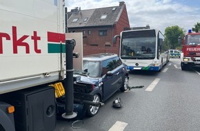 Feuerwehr Moers: FW Moers: 4 Verletzte nach Unfall zwischen Linienbus, LKW und PKW