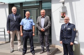 Polizeipräsidium Trier: POL-PPTR: Polizeihauptkommissar Achim Zender nach mehr als 43 Dienstjahren in den Ruhestand verabschiedet. Sein Nachfolger ist in Morbach schon aktiv im Amt.