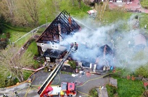 Feuerwehr Detmold: FW-DT: Dachstuhlbrand - zwei Personen verletzt