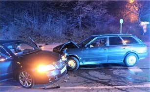 Polizei Bielefeld: POL-BI: Unfall auf dem Weg zur Disko - Betrunken und ohne Führerschein