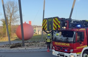 Feuerwehr Detmold: FW-DT: Rote Kugel in höchster Gefahr - Feuerwehr verhindert möglichen Absturz