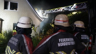 Feuerwehr Norderstedt: FW Norderstedt: Birkhahnkamp - Feuer in Einfamilienhaus