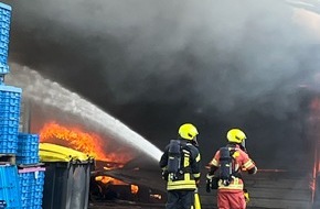 Feuerwehr Velbert: FW-Velbert: Lagerhalle brennt in voller Ausdehnung