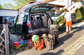 HUK-COBURG: Auto richtig packen und relaxed in den Urlaub starten / Auch kleine Gegenst&auml;nde sicher verstauen / Mit Dachbox unterwegs: Fahrverhalten anpassen
