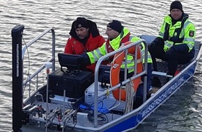 Wasserschutzpolizeiinspektion Oldenburg: WSPI-OLD: Wasserschutzpolizei mit Sonarboot im Braker Binnenhafen auf Spurensuche