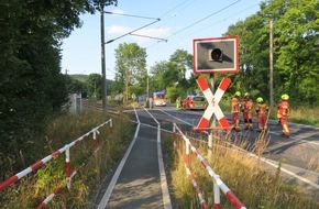 Polizei Mettmann: POL-ME: Tragischer Unfall an Bahnübergang: 78-jährige Fußgängerin verstorben - Velbert-Neviges - 2209009