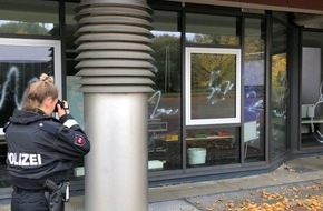 Polizeiinspektion Hameln-Pyrmont/Holzminden: POL-HM: Farbschmierereien an der KGS Bad Münder - Zeugenaufruf