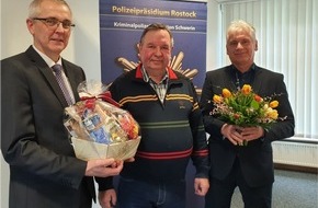 Polizeipräsidium Rostock: POL-HRO: Taxifahrer geehrt - er bewahrte Seniorin vor Enkeltrickbetrügern