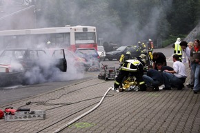 FW-E: Verkehrsunfall mit Linienbus, groß angelegte Übung in Essen-Bergeborbeck