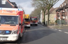 Feuerwehr Gelsenkirchen: FW-GE: Rauchentwicklung aus Dachgeschoss - Ein Feuerwehrmann verletzt