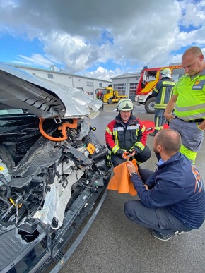 Landkreis-Feuerwehren ausgebildet für Unfälle mit E-Fahrzeugen