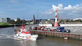 Feuerwehr Bremerhaven: FW Bremerhaven: Seestadtretter gratulieren Seenotretter