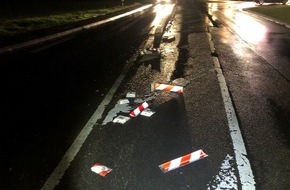 Polizeidirektion Bad Kreuznach: POL-PDKH: Verkehrsunfallflucht - Verursacher beschädigt Fahrbahntrenner und flüchtet