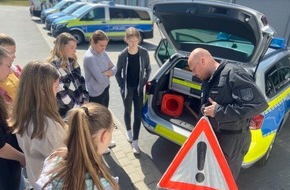 Polizeiinspektion Wismar: POL-HWI: Mit Uniform und Spurenpinsel - Girls´Day 2022 in der Polizeiinspektion Wismar